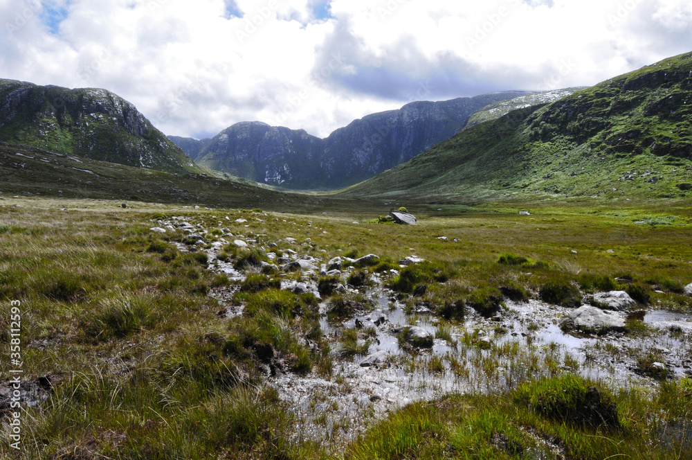 Belle vallée humide et sauvage perdue dans le nord de l'Irlande. Monts brumeux, rocailleux, bras de mer et rivière caillouteuse donnent à ce paysage un aspect dramatique et pittoresque. Belle vallée humide et sauvage perdue dans le nord de l'Irlande. Monts brumeux, rocailleux, bras de mer et rivière caillouteuse donnent à ce paysage un aspect dramatique et pittoresque.