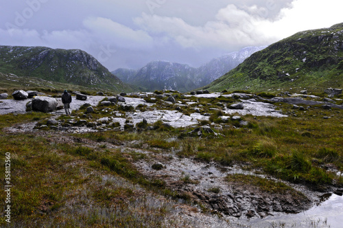 Belle vall  e humide et sauvage perdue dans le nord de l Irlande. Monts brumeux  rocailleux  bras de mer et rivi  re caillouteuse donnent    ce paysage un aspect dramatique et pittoresque.