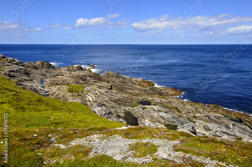 Vue panoramique sur l horizon  les rochers et la mer bleue indigo depuis la c  te verdoyante du nord de l Irlande.