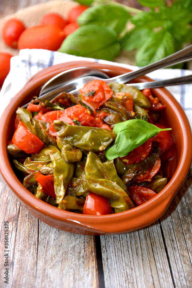 peperoncini verdi con pomodoro e basilico piatto italiano