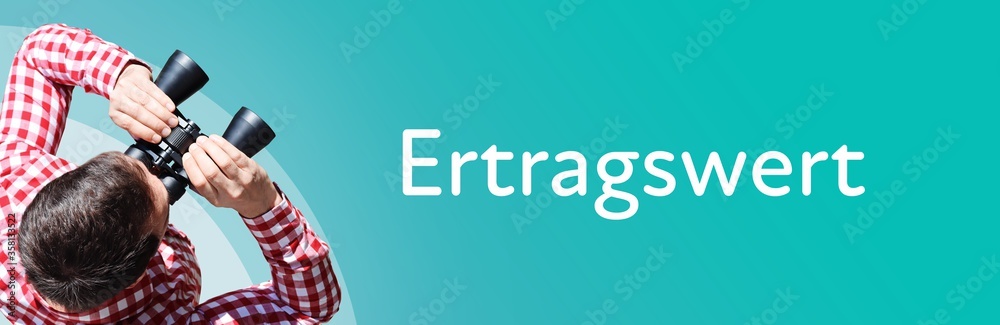 Naklejka premium Ertragswert. Mann mit Fernglas aus Vogelperspektive. Beobachtung, Draufsicht, Panorama. Business Text auf blau. Statistik, Wirtschaft