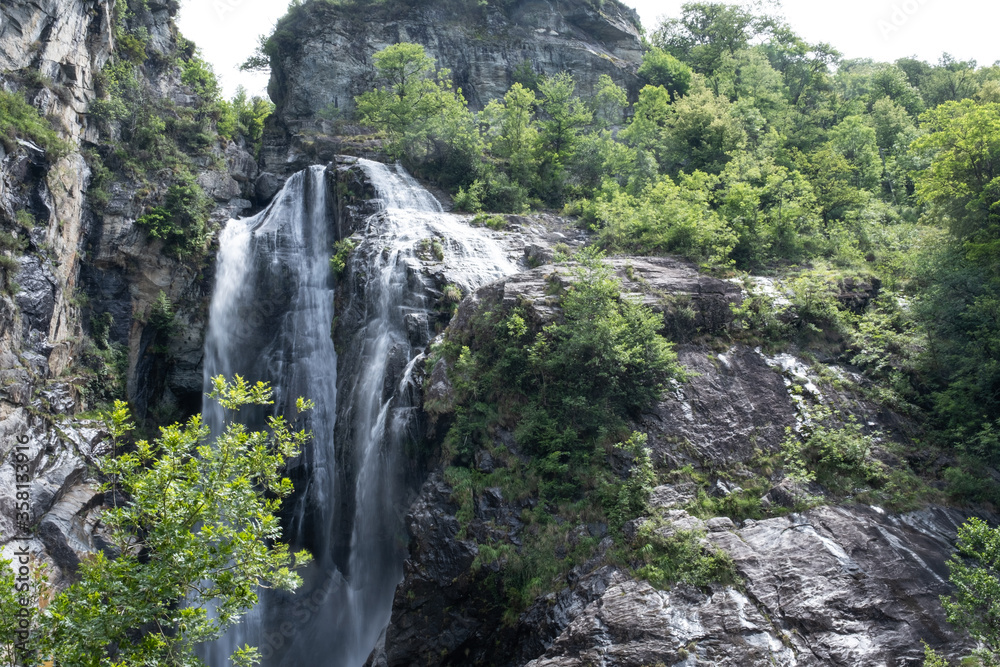 Grosser Wasserfall im Tessin bei Locarno