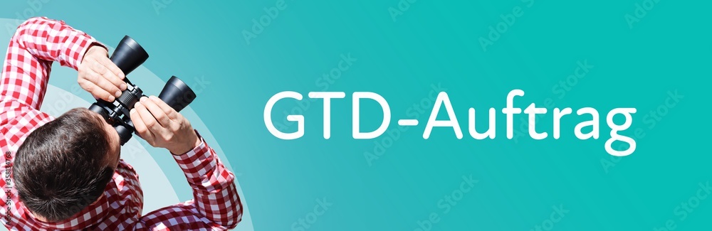 Fototapeta premium GTD-Auftrag. Mann mit Fernglas aus Vogelperspektive. Beobachtung, Draufsicht, Panorama. Business Text auf blau. Statistik, Wirtschaft