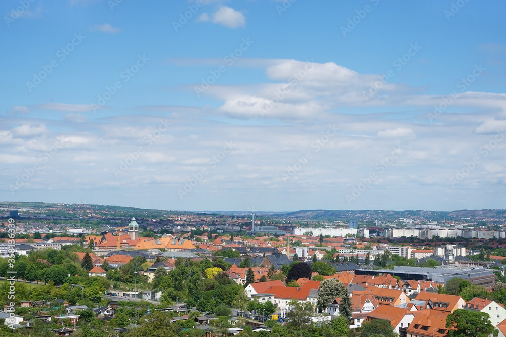 Obraz premium View over Dresden from the Südhöhe