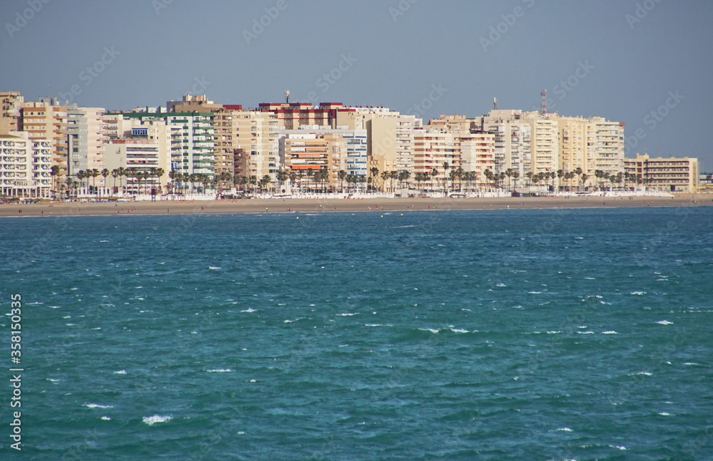 Φωτογραφία Cityscape of Cadiz town in southern Spain. Blue sky and sea.