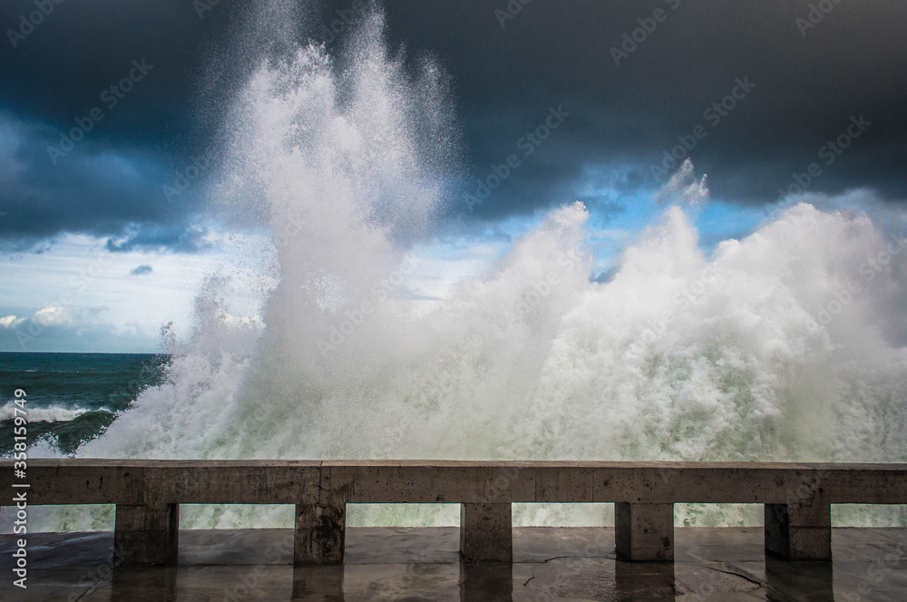 Fototapeta premium Wave crashing moment in the wall.