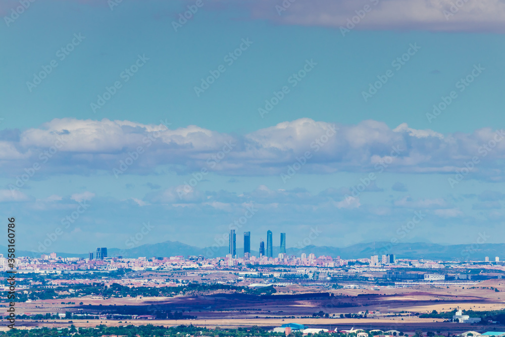 vistas de Madrid desde el Ecce homo, visibles las 4 torres del real madrid