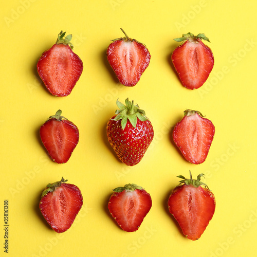 Fototapeta Naklejka Na Ścianę i Meble -  Tasty ripe strawberries on yellow background, flat lay