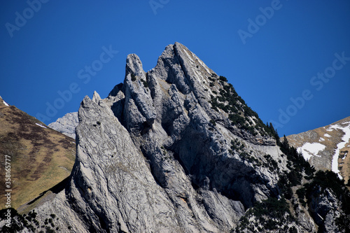 Gebirgslandschaft in Wildhaus in der Schweiz bei strahlend blauem Himmel 7.5.2020