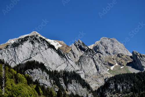 Gebirgslandschaft in Wildhaus in der Schweiz bei strahlend blauem Himmel 7.5.2020 photo