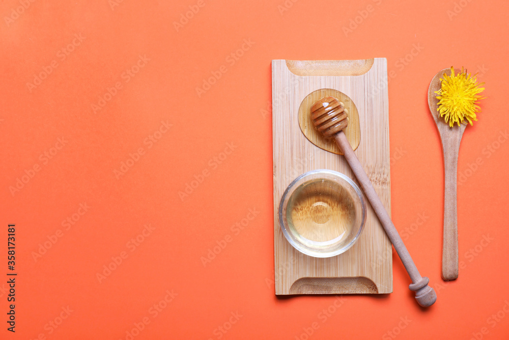Fototapeta premium Tasty dandelion honey on color background