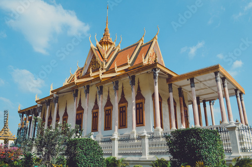 Palais royal de Phnom Penh et son jardin
