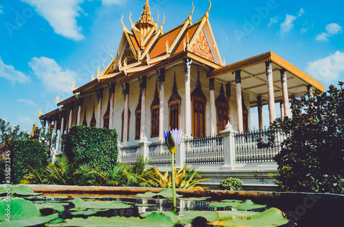 Splendide palais royal de Phnom Penh et belle piscine
