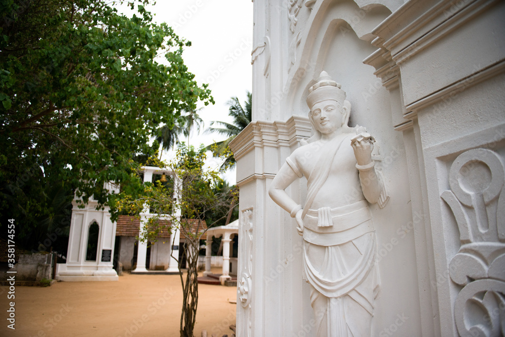 beau temple traditionnel bouddhiste blanc du sud du Sri Lanka