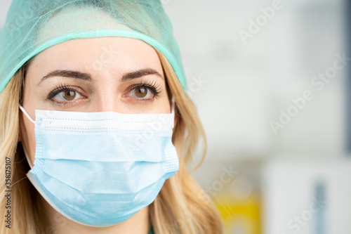 Mujer dentista con mascarilla y equipo de protección individual, EPI, garantizando la máxima seguridad para los pacientes en contra del coronavirus COVID-19
