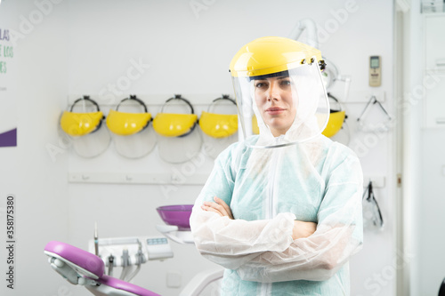 Mujer dentista con mascarilla y equipo de protección individual, EPI, garantizando la máxima seguridad para los pacientes en contra del coronavirus COVID-19