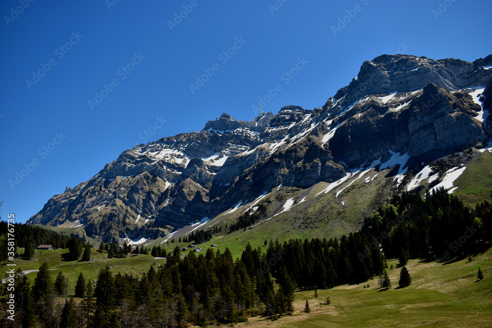 Säntis der höchste Berg in der Ostschweiz bei strahlend blauem Himmel 7.5.2020