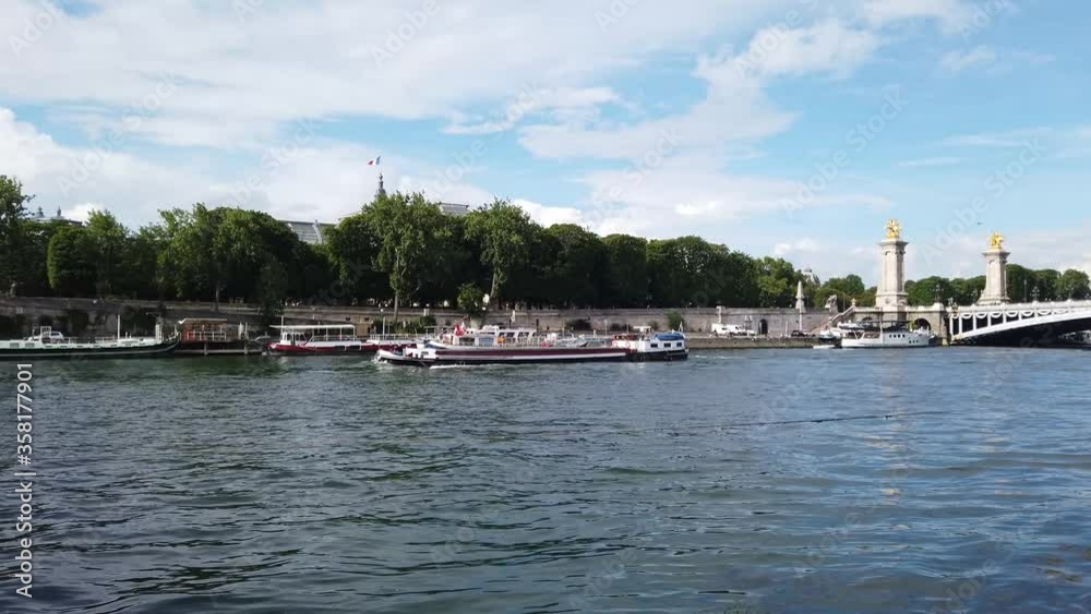 Péniches sur la Seine à Paris (France)
