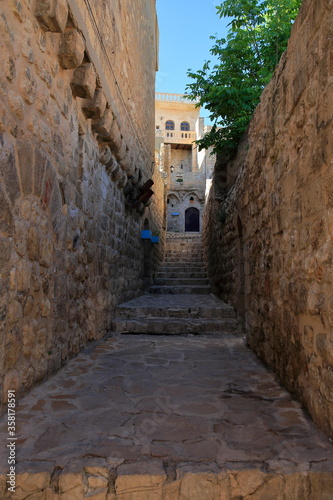 Fototapeta Naklejka Na Ścianę i Meble -  Historic city Mardin. Turkey - A view of the narrow streets of old Mardin, where stone houses are located.