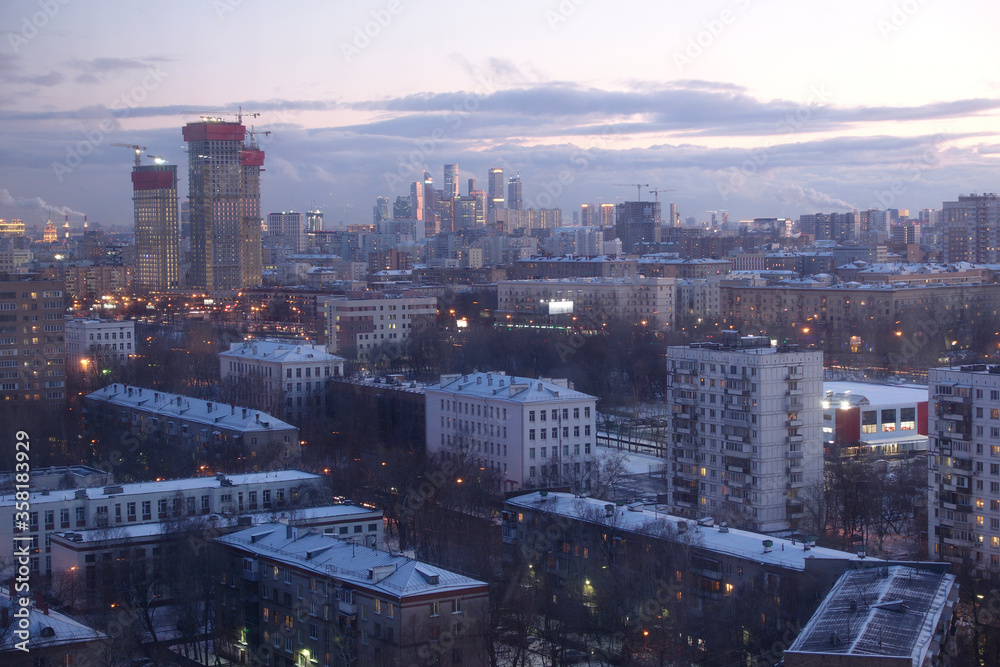 Obraz premium Wieczór w mieście. Apartamenty w Moskwie wieczorem. Centrum biznesowe w Moskwie. Moskwa. Rosja.