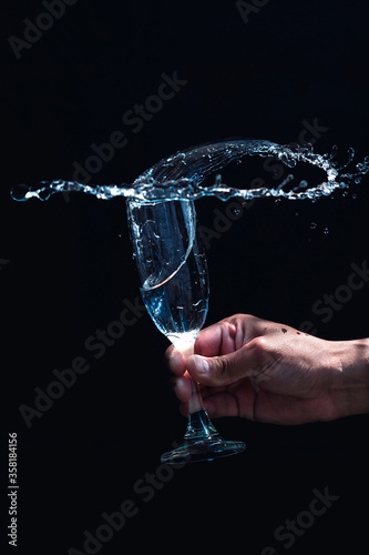 Vaso de vidrio con agua en movimiento