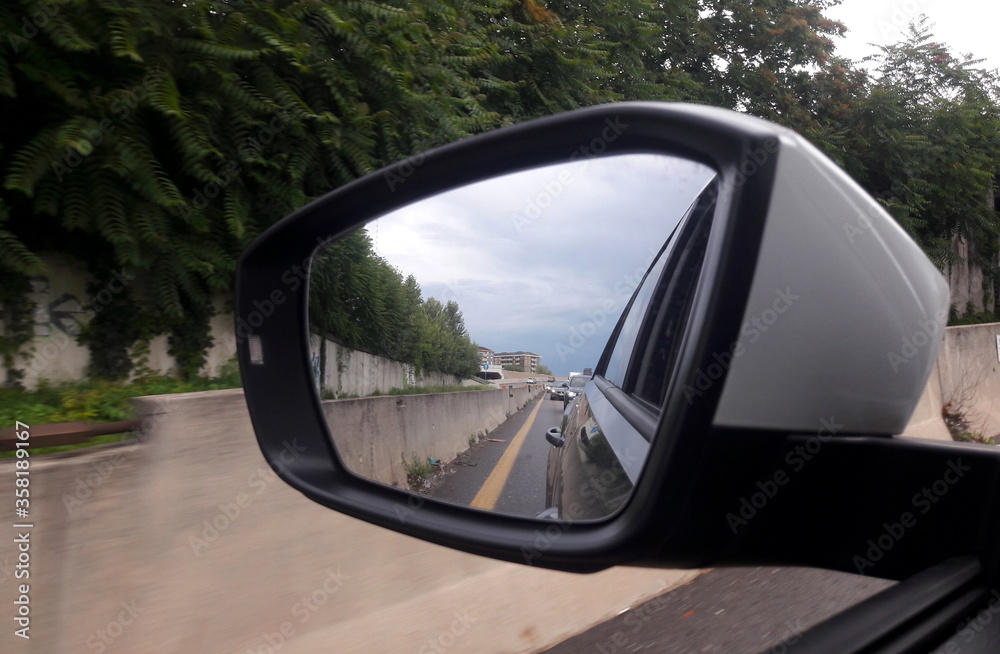 Specchio retrovisore dell'automobile - partire per un lungo viaggio