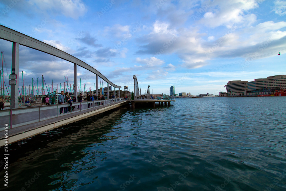 Fototapeta premium Swinging bridge at Barcelona Port 