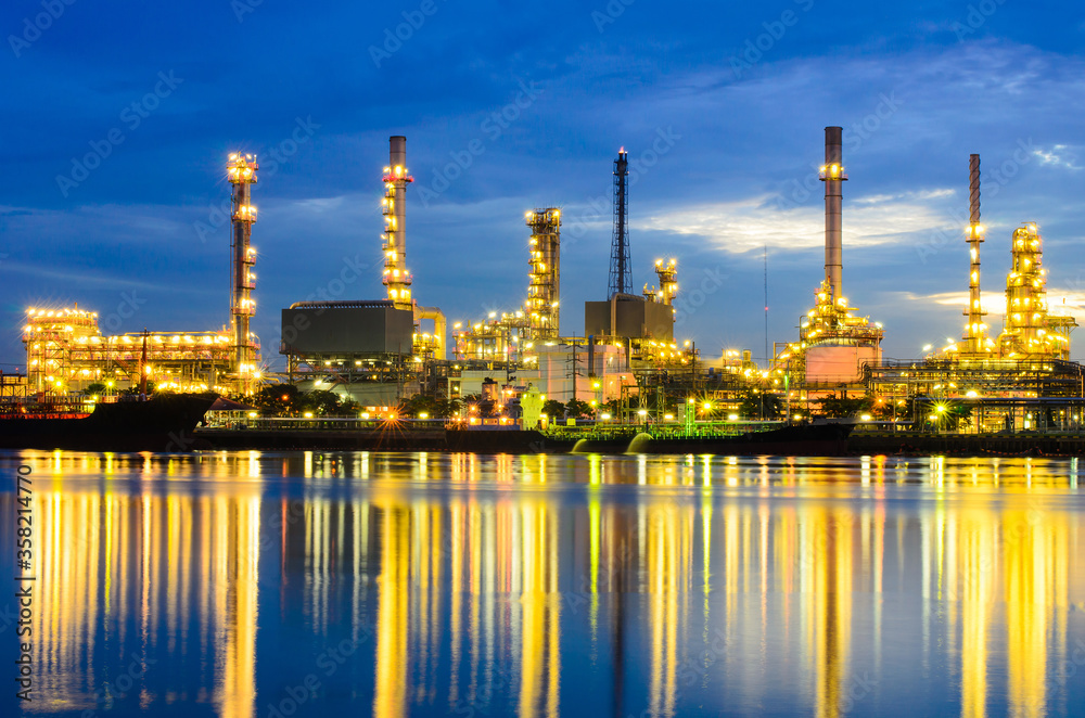 Naklejka premium Oil refinery at twilight Bangkok Thailand