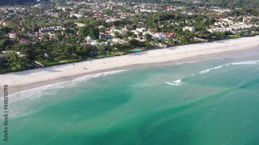 imagem aérea da praia de Juquehy, litoral Norte de São Paulo. Praia vazia com águas limpas e calmas. 