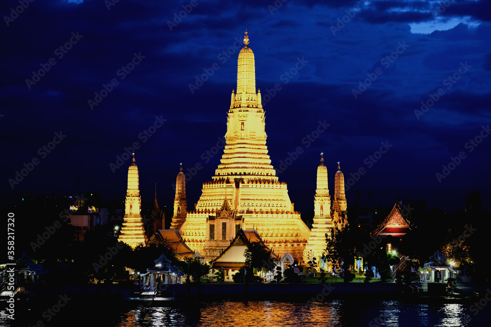 Wat Arun (the Temple of the Dawn) by the river 2