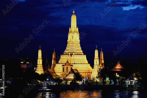 Wat Arun  the Temple of the Dawn  by the river 2