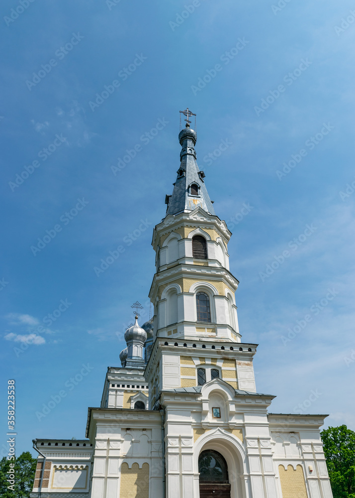 Obraz premium a fragment of an Orthodox church in Stameriena, Latvia, on a sunny summer day.