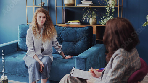 Foto Female psychoanalyst giving advite to female stressed patient in moder psycholog