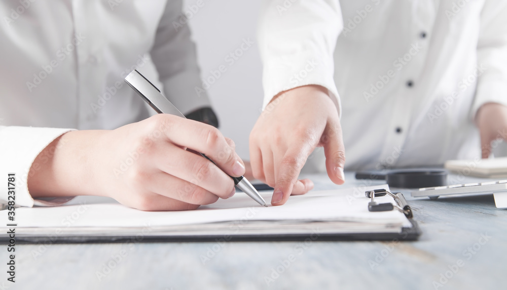 Fototapeta premium Business people signing contract. Business concept