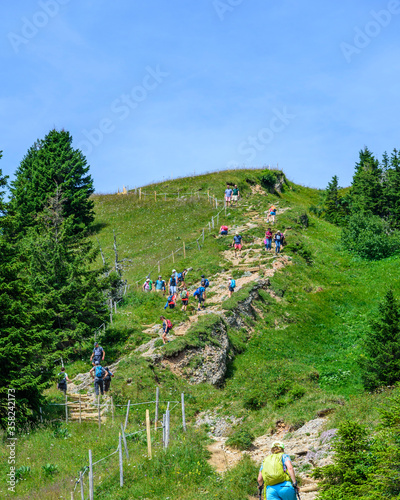 Viele Wanderer beim Aufstieg zum Hochgrat-Gipfel im Allgäu photo