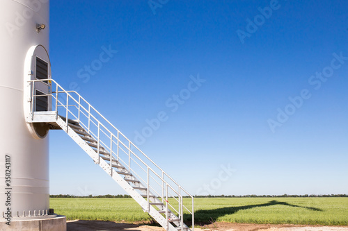 Bild auf Leinwand wind turbine maintenance with copy space/