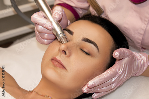Facial skin care.The girl is given the Microdermabrasion procedure with the HydraFacial apparatus.
Microdermabrasion technologies, such as DermaSweep, exfoliate the skin, make it softer.