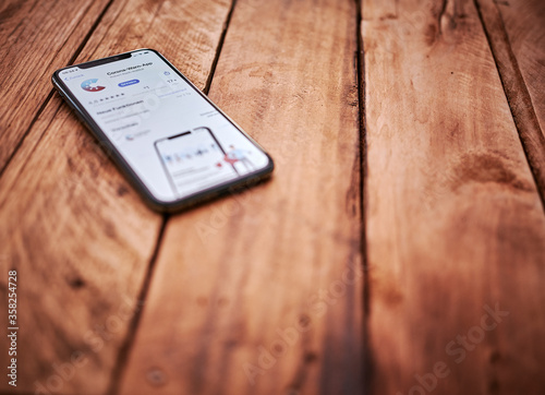 Corona-Warn-App auf iPhone auf Holz