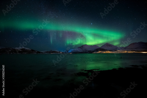 Aurora Borealis   ber einem See in Norwegen