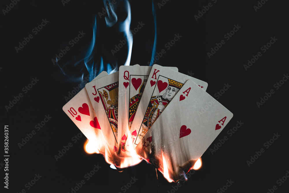 Φωτογραφία Brennende Spielkarten / Pokerkarten Herz Royal Flush - Feuer und Rauch und schwa