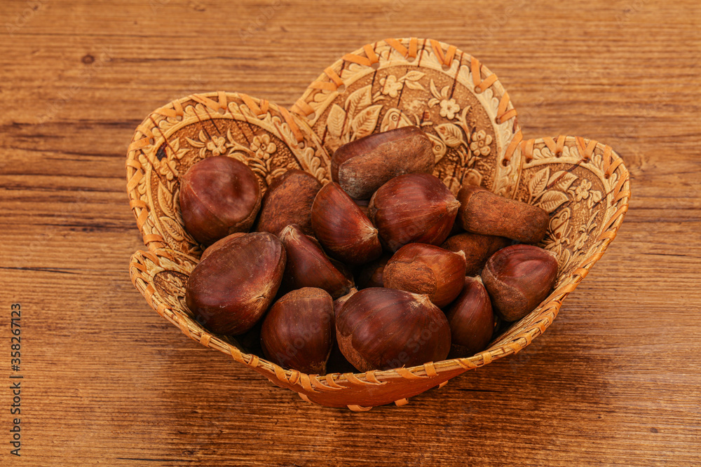 Fototapeta premium Chestnut heap in the bowl