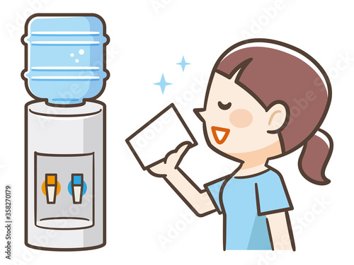 ウォーターサーバーの水を飲む若い女性