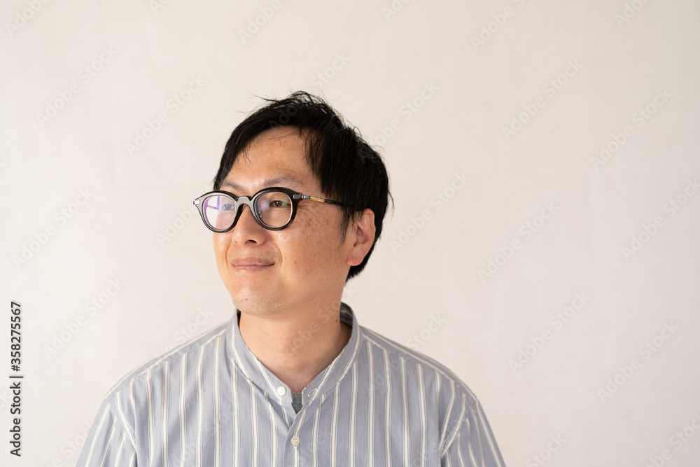 微笑む男 微笑む男