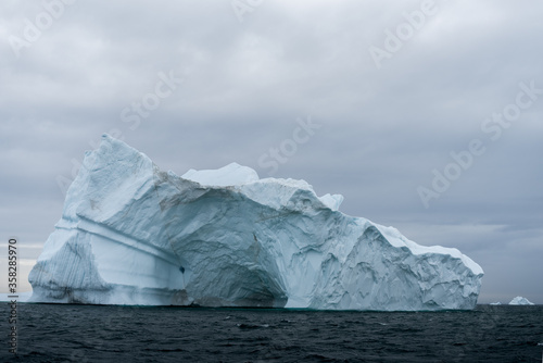 Iceberg géant à la dérive, Groenland.