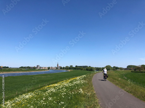 Obraz na płótnie Cycling along the river IJssel towards Doesburg w salonie