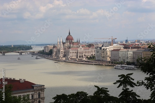 Vue sur le Parlement de Budapest © LAMARINE