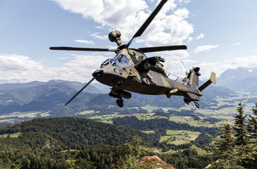 Handdoek met foto Helikopter Duitse gevechtshelikopter boven landschap  © filmbildfabrik