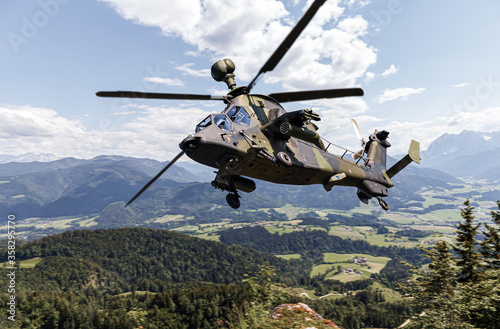 Photo German attack helicopter flies over german landscape