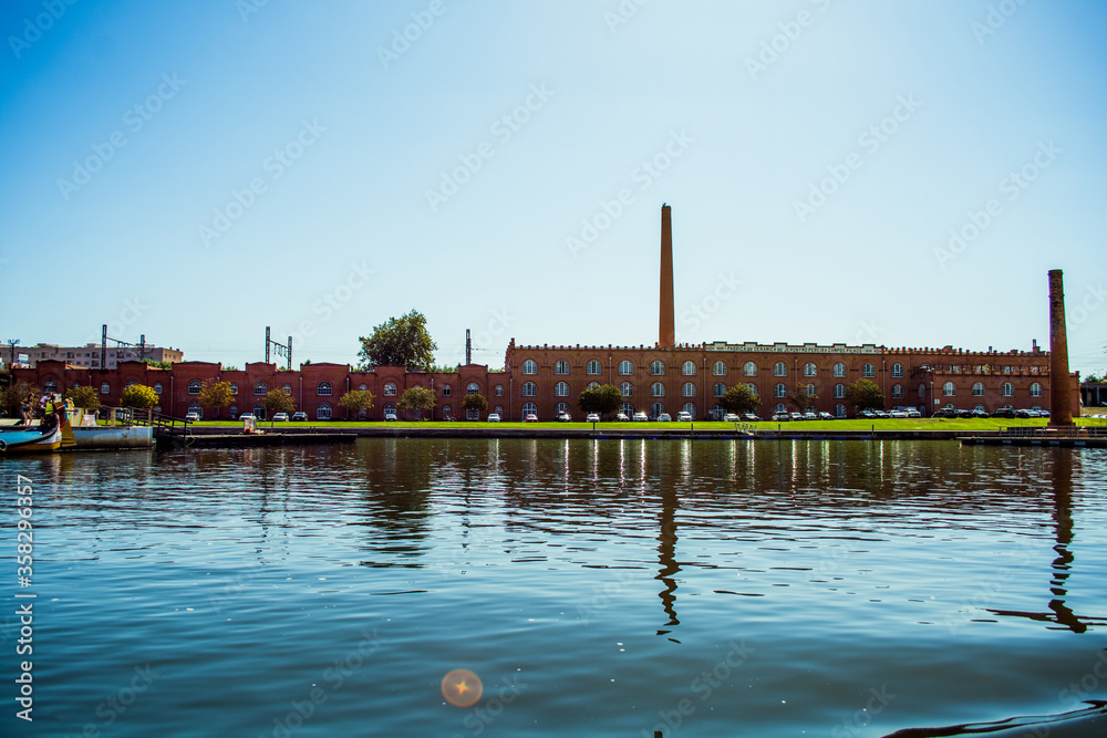 Obraz premium beautiful water canals between houses in the city of Aveiro in Portugal. Pure blue water