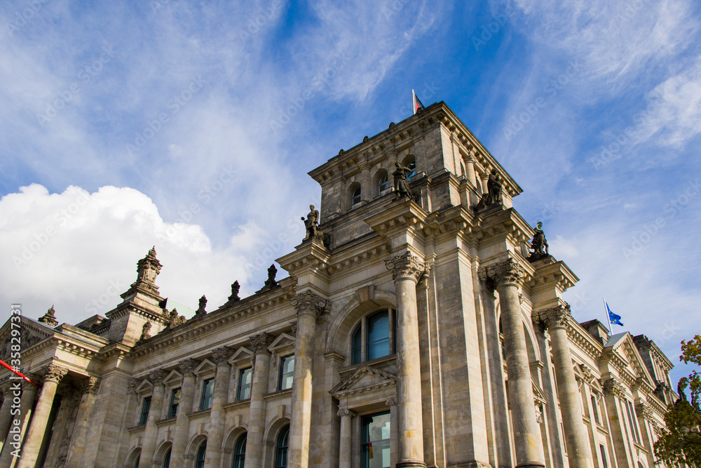 Obraz premium The Reichstag’s bears silent witness to the turbulent history of Berlin and is one of the city’s most significant historical buildings.
